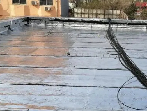 满城县卫生间漏水维修公司分享下满城县屋面楼顶防水刚性防水层施工要点。
